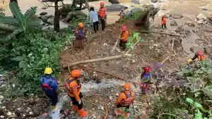 Proses-pencarian-orang-hilang-akibat-bencana-alam-di-Kampung-Ciletuh-Desa-C.jpg