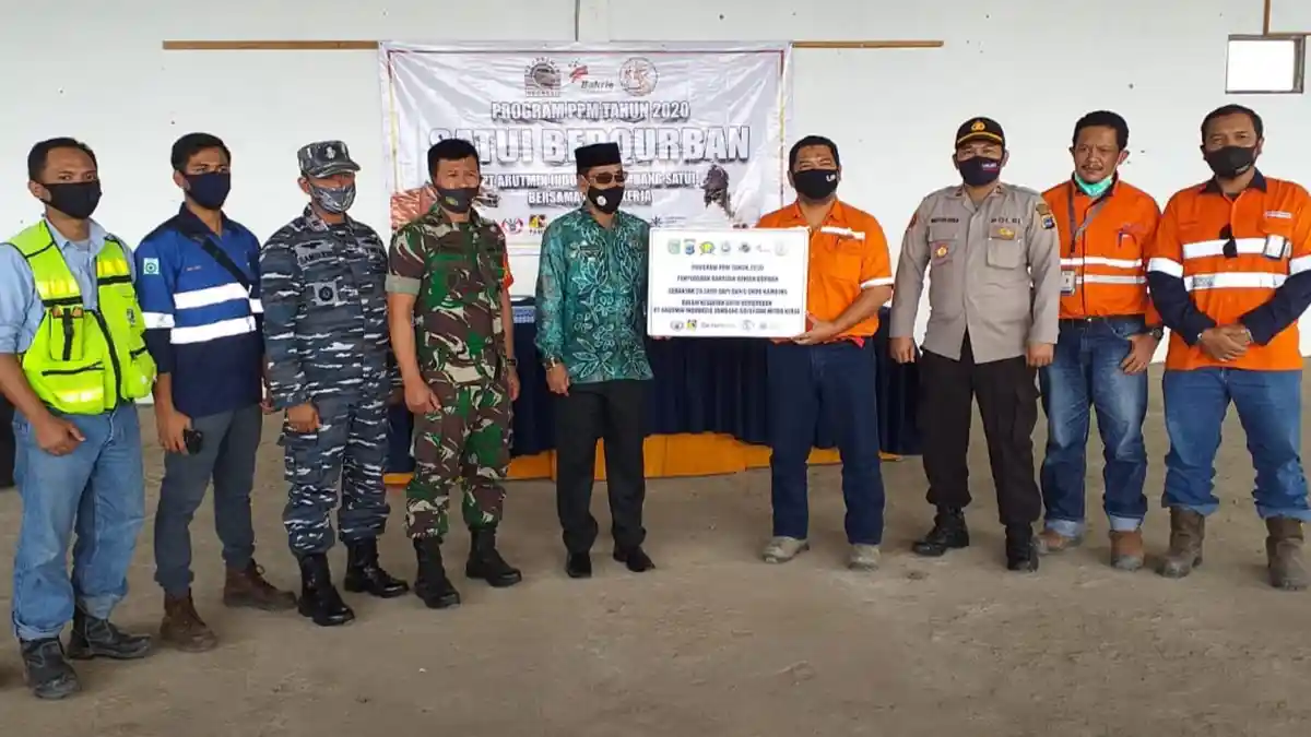 PT Arutmin Indonesia Tambang Satui dan Mitra Kerja Serahkan Hewan Kurban