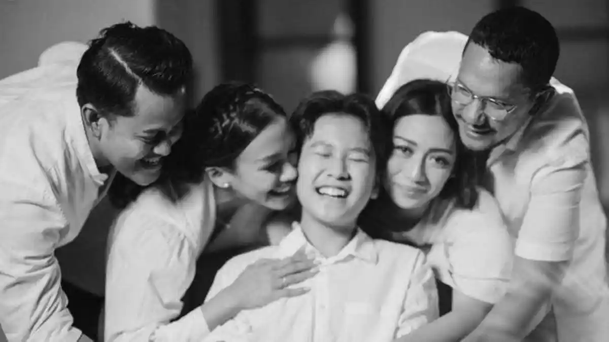 Kehadiran Ayah Ibu dan Pasangannya Masing-masing Jadi Kejutan di MV Lagu Sheemar Rahman Puradiredja
