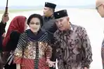 MH-Said-Abdullah-sambut-Ketua-Umum-PDI-Perjuangan-Megawati-Soekarnoputri-di-Bandara-Dhoho.jpg