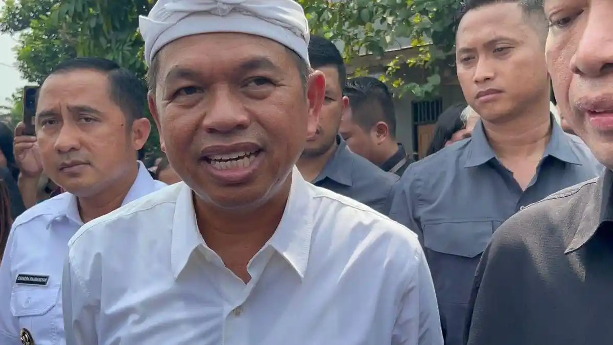 Aksi Padamkan Karhutla Gunung Ciremai, Dedi Mulyadi Guyur Warga Bonus Spesial