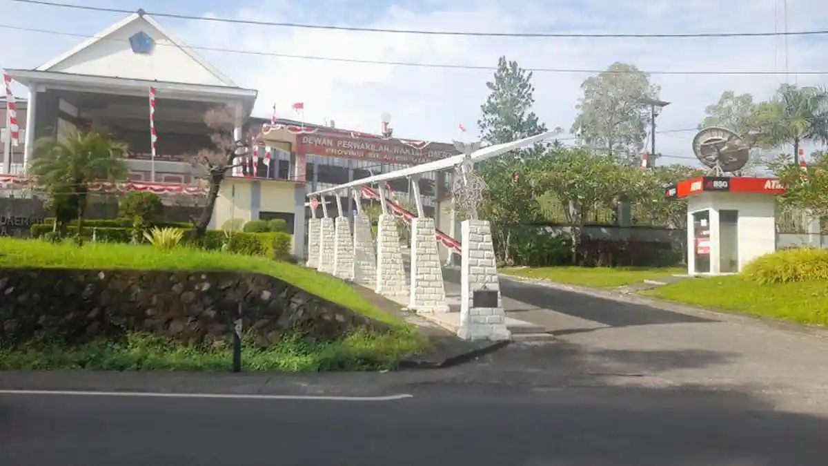 Suasana Kantor DPRD Sulawesi Utara Sore Ini