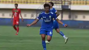 Edo-Febriansah-selebrasi-merayakan-gol-ke-gawang-Persebaya.jpg