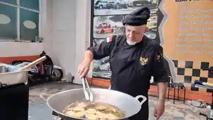 David-Cailleba-55-Chef-asal-Perancis-yang-sengaja-memasak-untuk-bagi-bagi-takjil.jpg