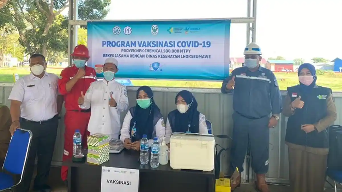 Karyawan dan Pekerja Proyek Pupuk NPK-Chemical PT PIM Divaksin Secara Massal di Areal Pabrik  