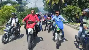 Deni-Moy-merah-dan-Eta-Pelle-biru.jpg