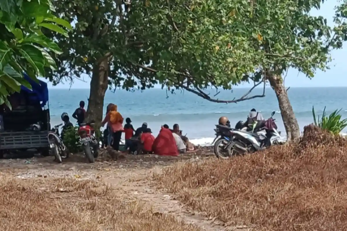 Masyarakat Tanggamus Lampung Kunjungi Pantai di Libur Lebaran, Yudi: Enak untuk Kumpul-kumpul