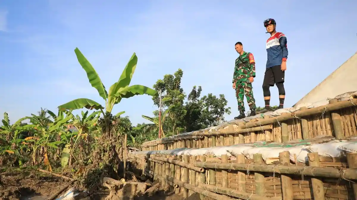 Ganjar Tengok Dinar Indah, Minta Pemkot Konstruksi Ulang Tanggul