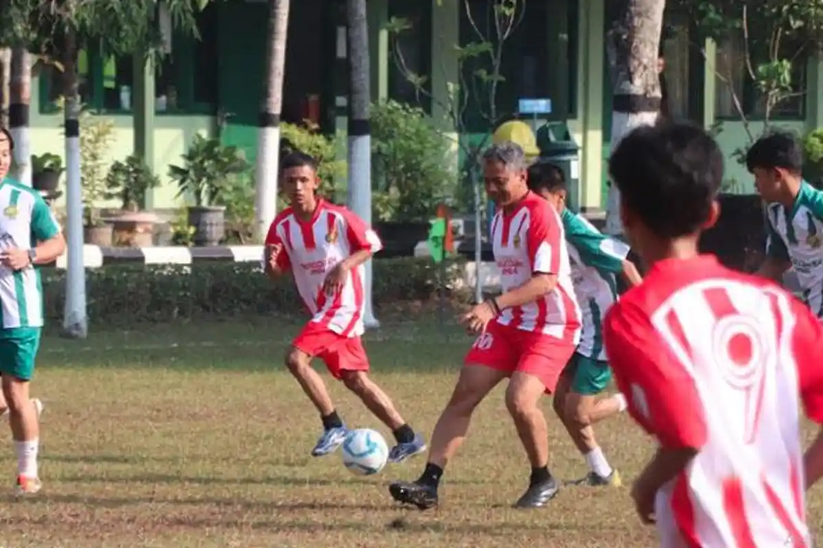 Hari Anak Nasional 2024, Forkopimda Trenggalek Asyik Main Sepak Bola dengan Anak Berkebutuhan Khusus