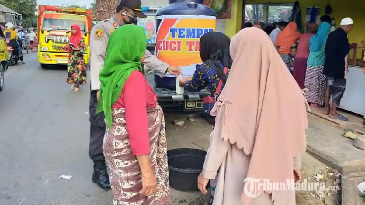 Polsek Proppo Pamekasan Ubah Mobil Patroli Jadi Wastafel Portable, Ajak Pengunjung Pasar Cuci Tangan
