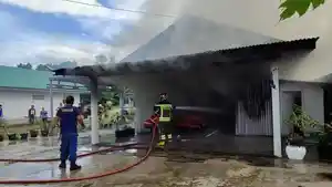 20240403-Petugas-damkar-BPBD-Belitung-padamkan-api-yang-membakar-rumah-di-Jalan-Kelekak-Usang.jpg