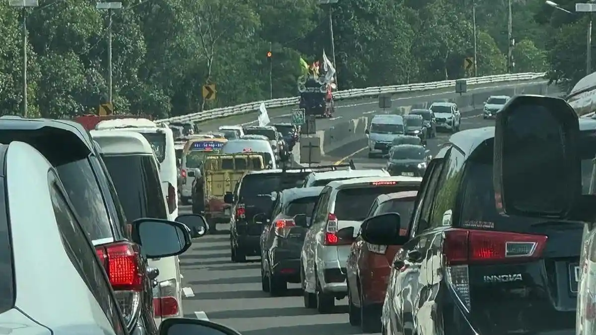 Demo Buruh Bikin Macet Panjang Tol Cipularang, Said Iqbal Minta Maaf Tapi Aksi Bakal Lanjut
