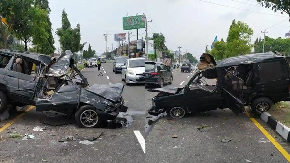 Kecelakaan Kijang vs Hiace di Ring Road Utara Sleman, Mobil Lompat Ke Jalur Berlawanan