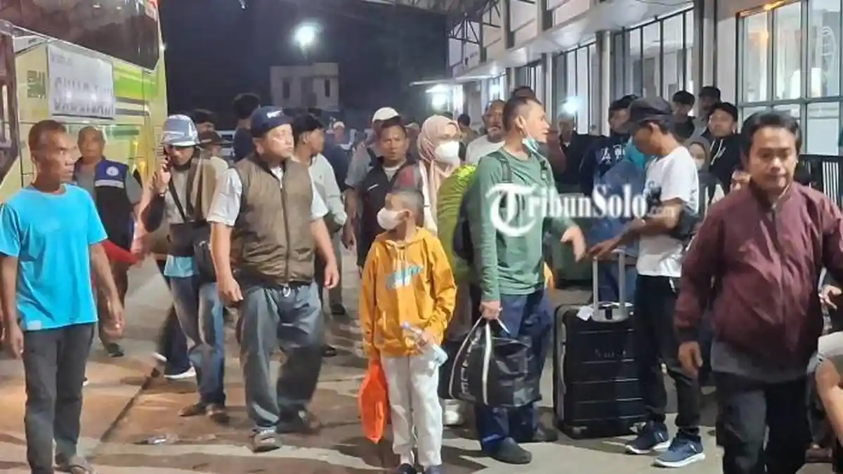 Ribuan Pemudik Tiba di Terminal Wonogiri Malam Ini, Bawa Koper hingga Kardus