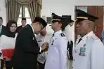 Bupati-Deli-Serdang-dr-Asri-Ludin-Tambunan-menyematkan-tanda-jabatan_1.jpg