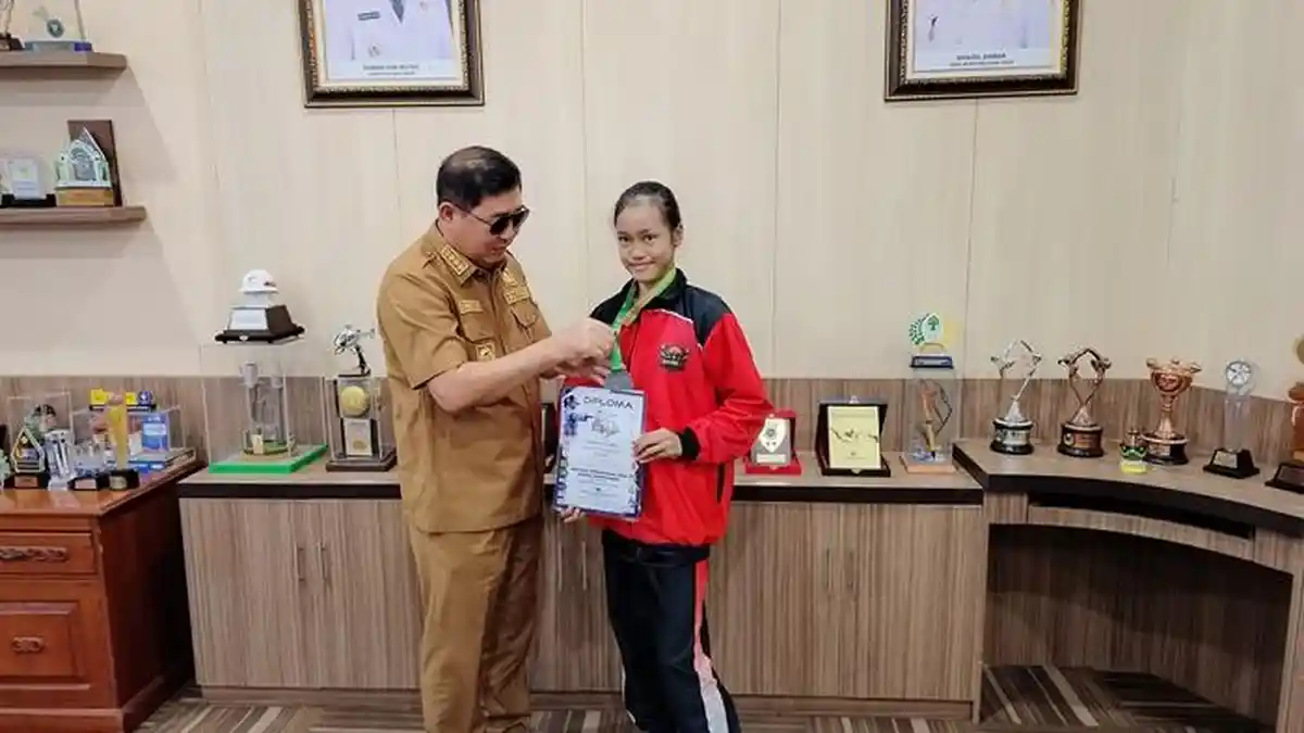 Peraih Perak Karate Internasional Asal Beltim Disambut Bupati, Siap Tembus Kejuaraan Dunia - Posbelitung.co