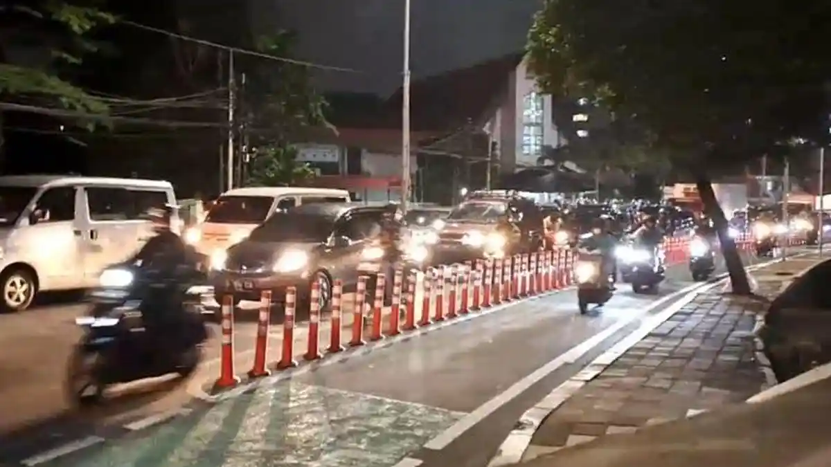 Jalur Sepeda Mubazir, tak Tahan Macet Mobil dan Motor Tabrak Stick Cone hingga Rusak