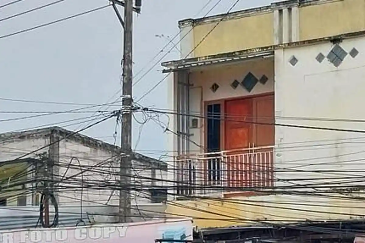 Kabel Semrawut di Korongana Mamuju, Warga Khawatir Terjadi Korsleting Listrik