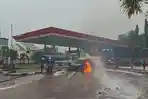 Sebuah-mobil-terbakar-di-area-SPBU-di-kawasan-Almanar.jpg