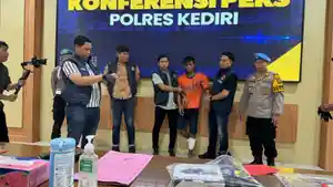 Pelaku-Yusa-Cahyo-Utomo-saat-dibawa-di-Mapolres-Kediri-Jumat-6122024.jpg