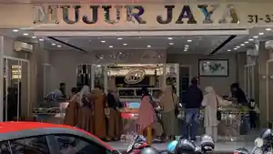 BELI-EMAS-Warga-antusias-membeli-emas-di-Jalan-Somba.jpg