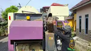 Operator-Mesin-panen-padi-sulit-dapat-solar.jpg