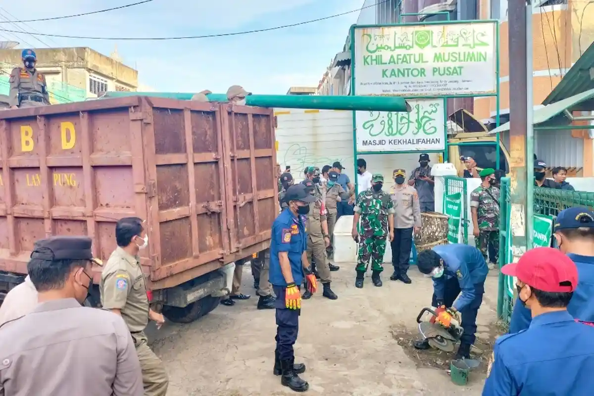 Papan Nama Kantor Pusat Khilafatul Muslimin di Bandar Lampung Ikut Dicopot