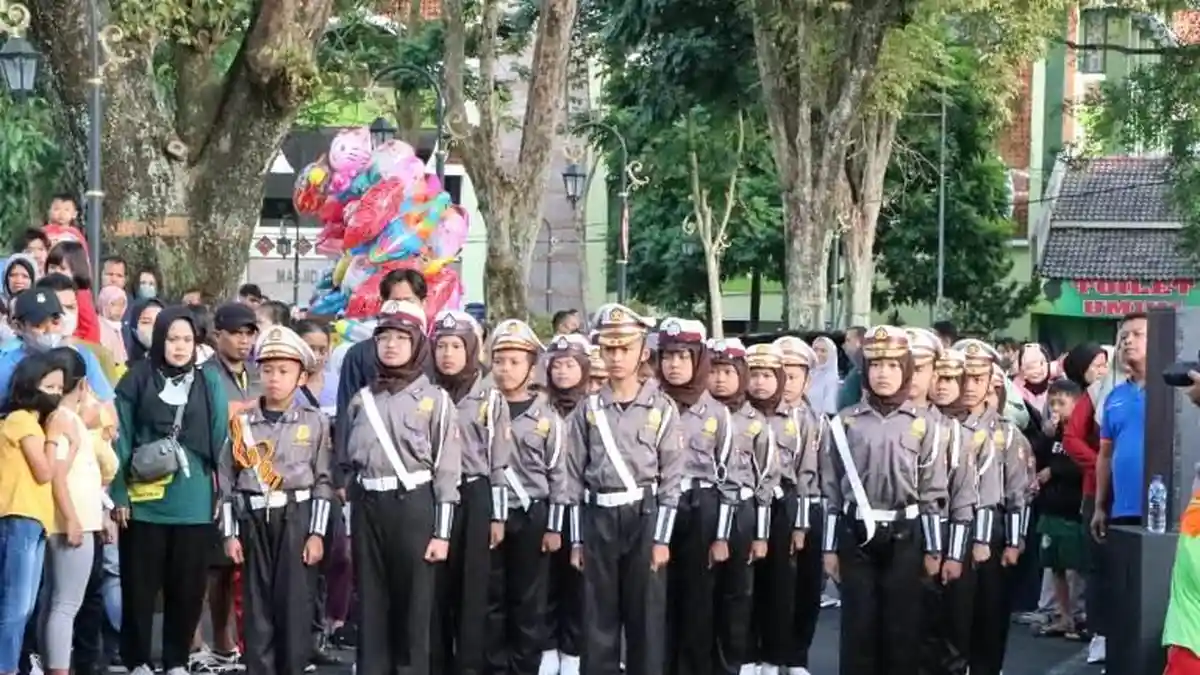 Peragaan Pocil dari SD Muhammadiyah Plus Salatiga Ikut Memeriahkan CFD di Alun-alun Pancasila
