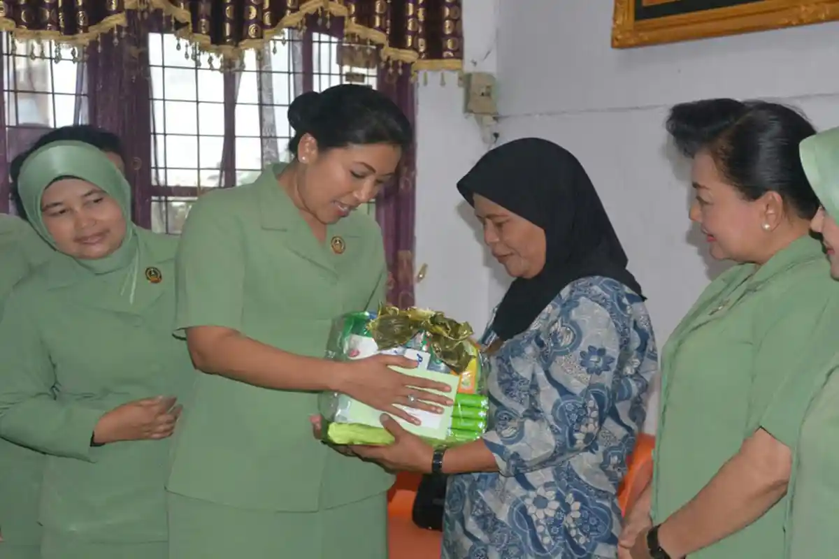 Istri Pangdam XII Tanjungpura Berikan Santunan Pada Bayi Bocor Jantung