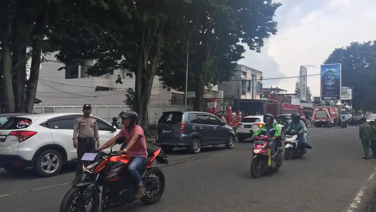 Polisi Atur Arus di Jalan Sumantri Brojonegoro, Pengguna Jalan Tonton Kebakaran