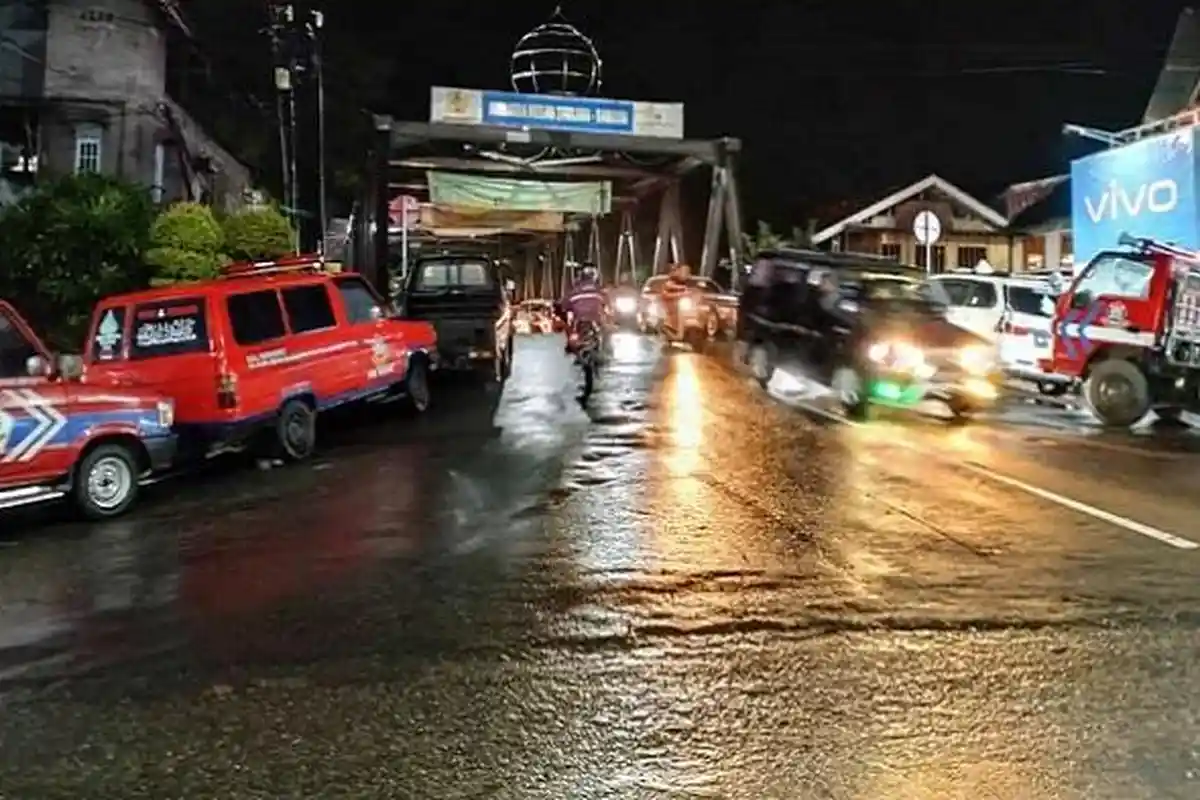 Banjir di Kota Barabai HST Terus Meninggi, Warga Mengungsi ke Jembatan Shulaha
