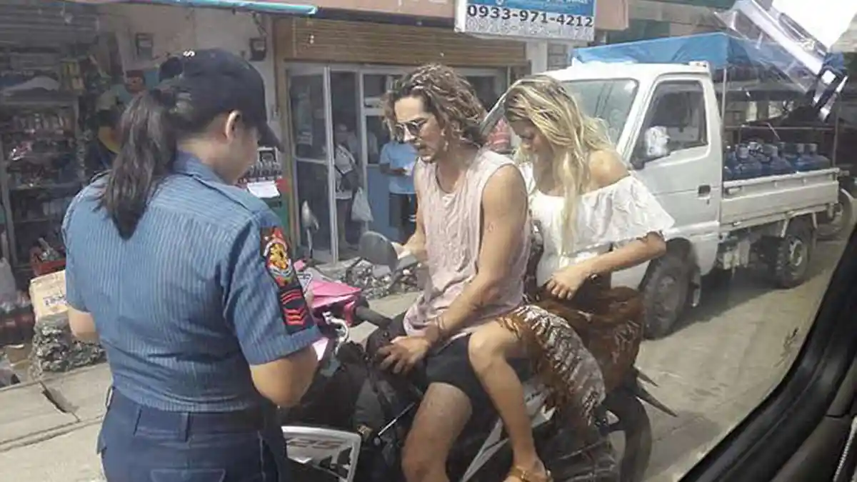 Kelewat Seksi, Polisi Vietnam Berikan Sarung Pada Turis Ini