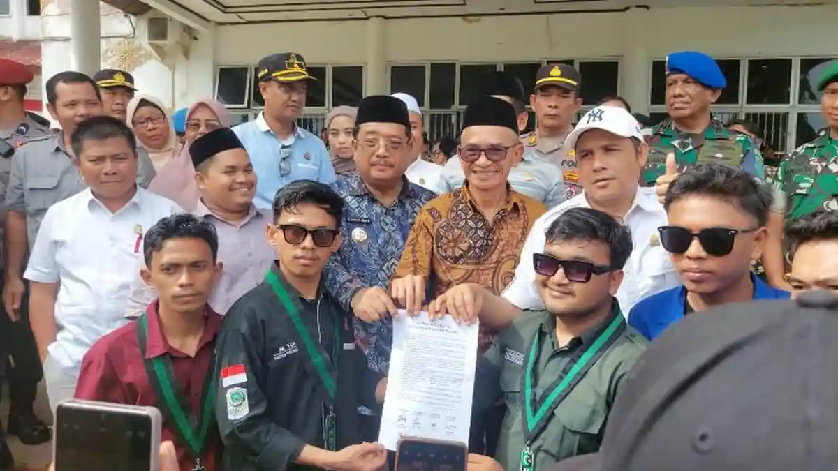 Bupati dan Ketua DPRK Aceh Singkil Teken Tuntutan Demonstran, Ini Isinya 