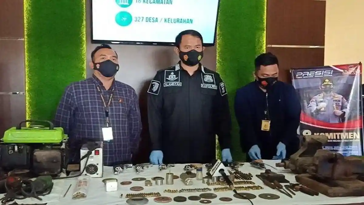 Polisi Ditembaki Hingga 100 Kali, Penggerebekan Pabrik Senpi Rakitan di Sumsel Mencekam