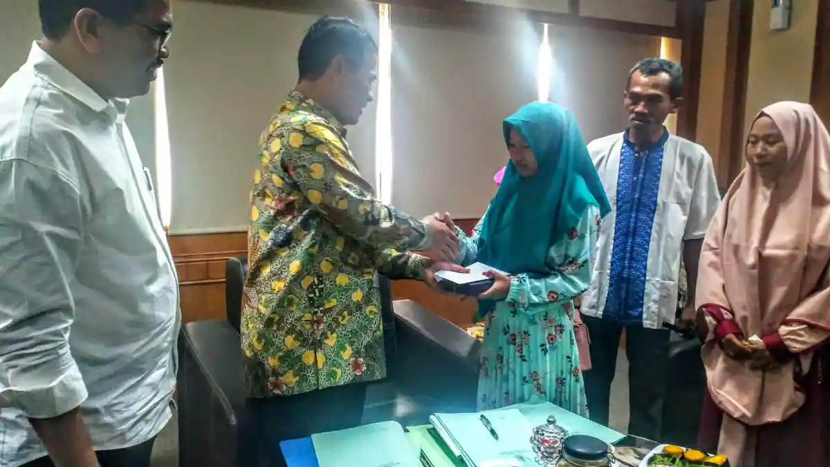 Suparno, Ayah Putri dari Peureulak Siap Jalankan Traktor Bantuan Menteri Pertanian