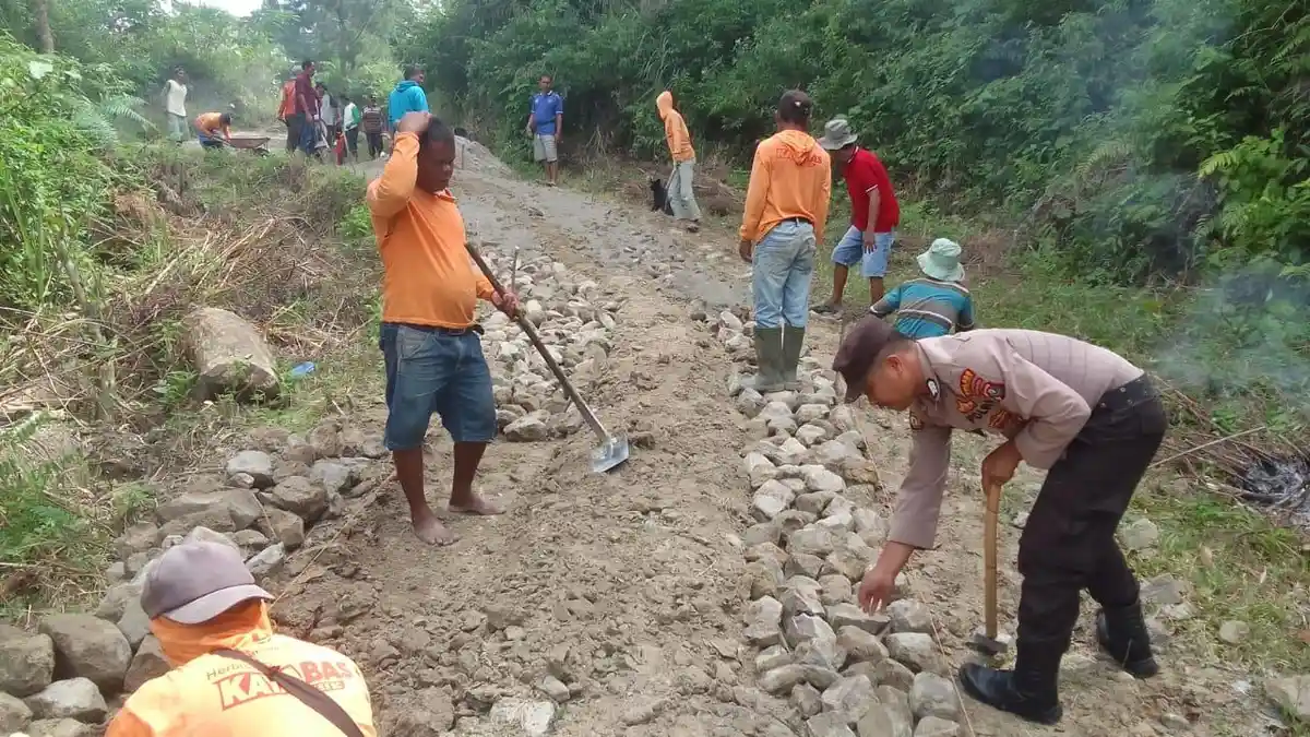 Bhabinkamtibmas Polsek Onan Runggu Gotongroyong Perbaiki Jalan Penghubung 2 Desa