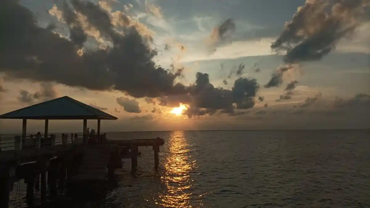 Pesona Sunset Pantai Arung Hijau Anambas Buat Pengunjung Jatuh Hati
