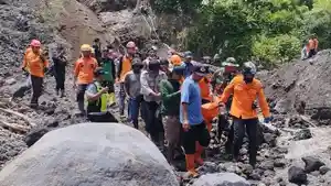 evakuasi-korban-kedua-longsor-di-garum-blitar.jpg