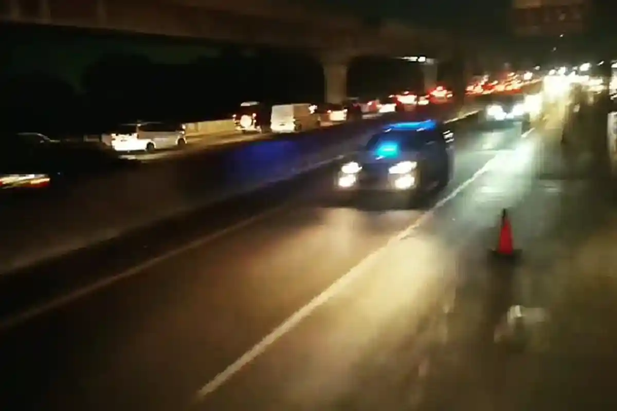 Viral Mobil dengan Lampu Rotator Terobos Jalur Contraflow Tol Cikampek, Ini Kata Polisi