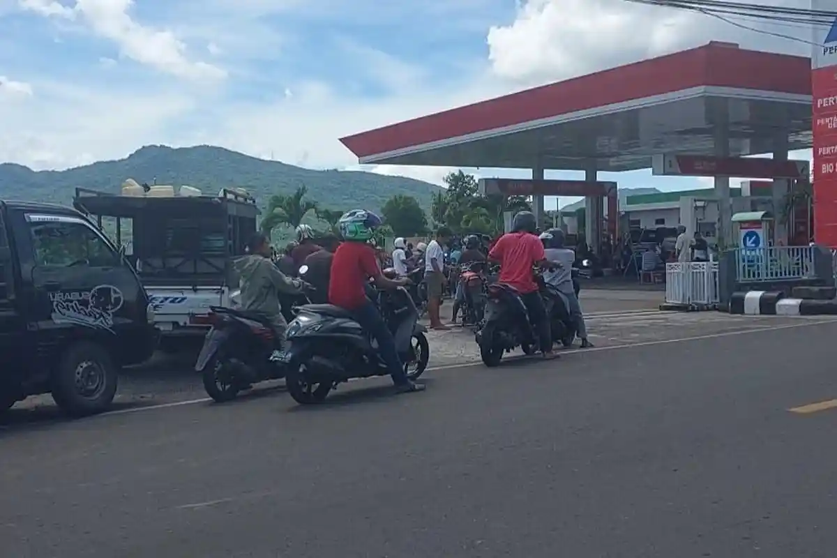 Antrean Kendaraan di SPBU Larantuka, Kabag Ekonomi Setda Flores Timur Pastikan BBM Lancar