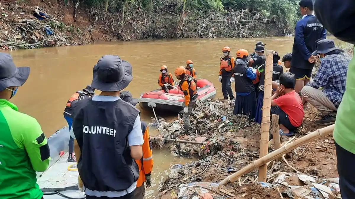 Ratusan Relawan Bersih-Bersih di Kali Ciliwung