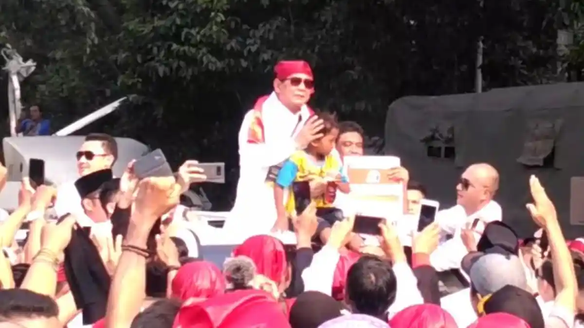 Ketika Prabowo Merangkul Seorang Anak Usai Daftar Calon Presiden di KPU