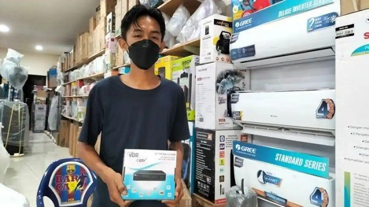 Petugas Pasangkan STB Gratis ke Rumah Warga di Bandar Lampung dan Metro