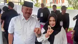 20241127_Edi-Damansyah-dan-istri-usai-mencoblos-di-TPS-022-pada-Pilkada-Kukar-2024.jpg