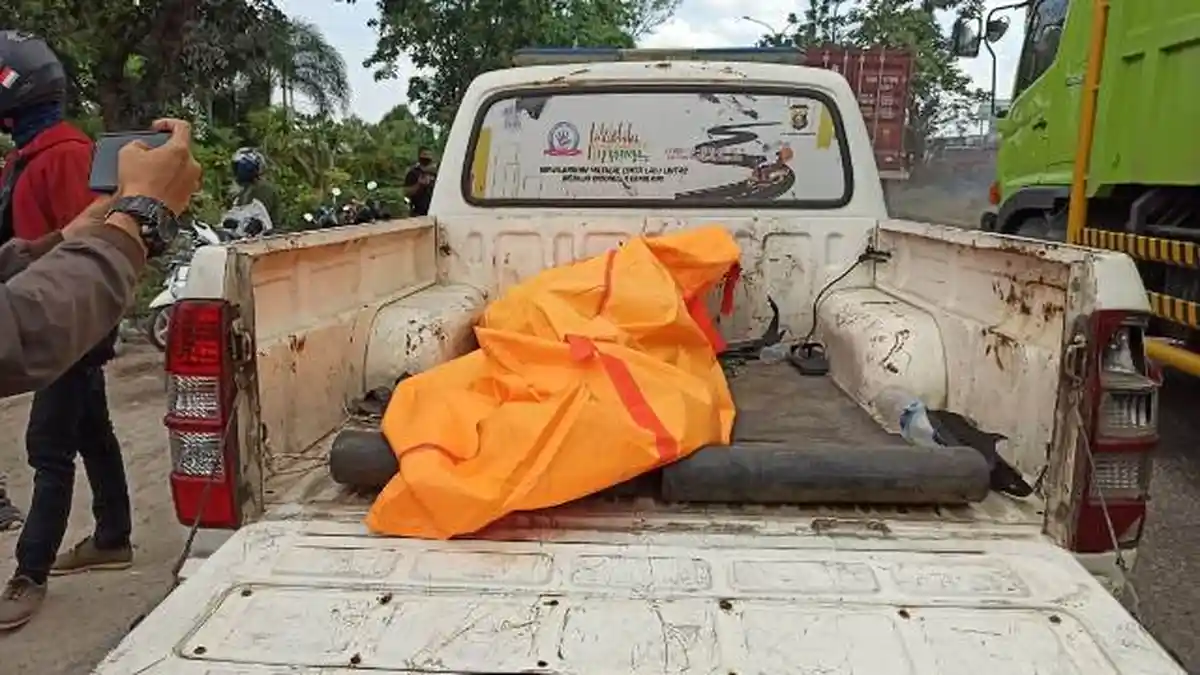 BREAKING NEWS : Kecelakaan Maut di Jalan Soekarno Hatta Palembang, Satu Orang Tewas Dihantam Truk