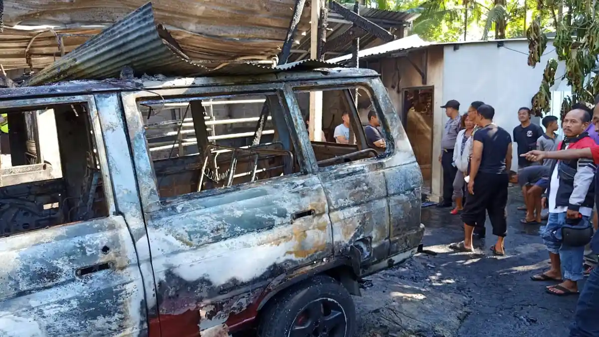 Diduga Percikan Api Mengenai Bensin, Rumah Wayan Gandi Hangus Terbakar