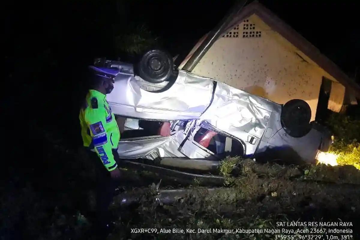 Angkutan Umum Hiace Pecah Ban Hingga Tabrak Tiang Listrik di Nagan Raya, Satu Penumpang Meninggal