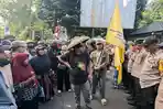 Aksi-unjuk-rasa-di-depan-Kantor-Bupati-Bogor-yang-berlokasi-di-Cibinong-Kabup.jpg