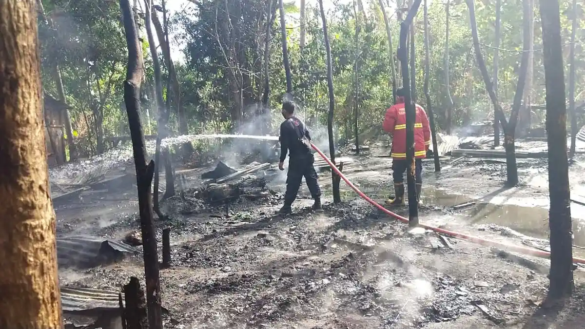 Tiga Bedeng dan Sepeda Motor Ludes Terbakar di Klungkung
