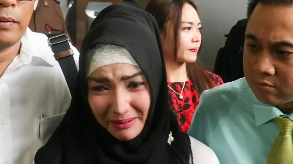 Masih Berduka Ditinggal Sang Ibu, Roro Fitria Datangi Pengadilan Sambil Menangis